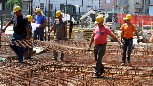 У ИТ, ГРАЂЕВИНСКОМ И УГОСТИТЕЉСКОМ СЕКТОРУ НАЈВИШЕ МАЊКА РАДНИКА:  Који су проблеми на тржишту рада, и шта траже млади