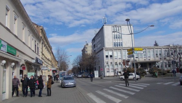 УПЕРИО ПИШТОЉ У ПОЛИЦАЈЦЕ: У  Сремској Митровици ухапшен мушкарац