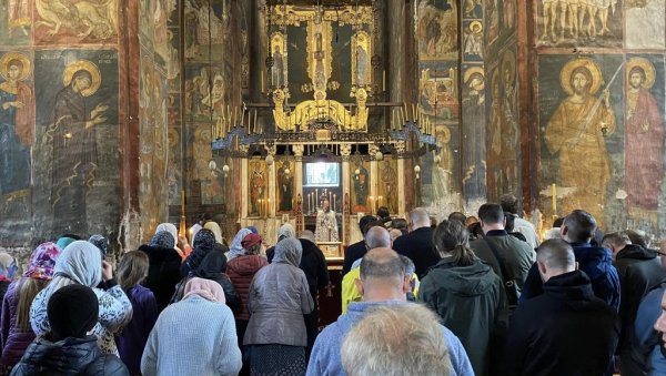 МАНАСТИР ВИСОКИ ДЕЧАНИ: Поклоници охрабрење за вернике