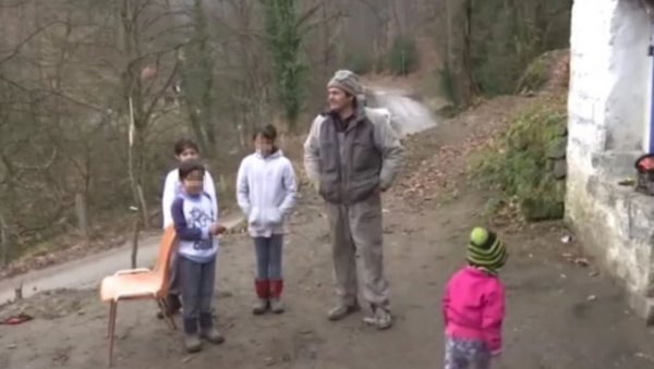 МАЈКА МУ НИЈЕ ДОШЛА НИ НА САХРАНУ Цело село испратило трагично настрадалог дечака (9) из Малог Зворника