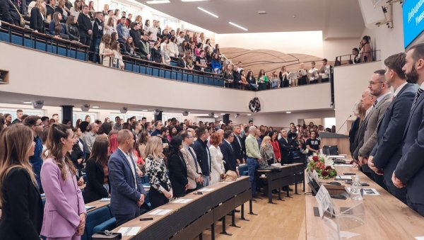 СТУДЕНТИ У ЦЕНТРУ ПАЖЊЕ: На Економском факултету обележен почетак нове школске године