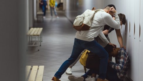 DEČAK PREBIJEN  ZBOG PESME  O BOŽIĆU: Nesvakidašnje vršnjačko nasilje usred škole u Prijepolju, a nasilnici - maloletnici!