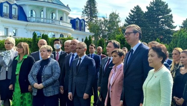 ВУЧИЋ НА ПРИЈЕМУ У КИНЕСКОЈ АМБАСАДИ: Поносан сам на наше пријатељство (ФОТО)