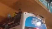 NAVIJAČI VRIŠTALI: Fudbaleri slavili u otvorenom autobusu, a onda je on krenuo ispod vrlo niskog mosta (VIDEO)