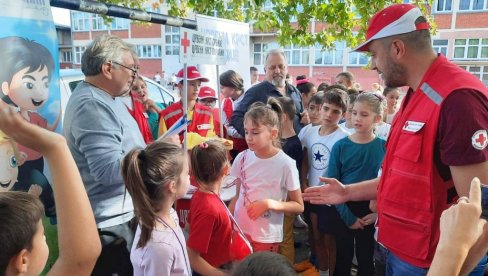 TRKA ZA SREĆNIJE DETINJSTVO: Akcija Crvenog krsta i paraćinske škole TRKA ZA SREĆNIJE DETINJSTVO: Akcija Crvenog krsta i paraćinske škole