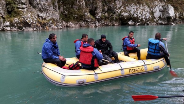 РОНИОЦИ МОДРИ ОД ЛЕДЕНЕ ВОДЕ: Још траје потрага за несталим малишанима чија је мајка страдала у кањону Таре (ФОТО/ВИДЕО)