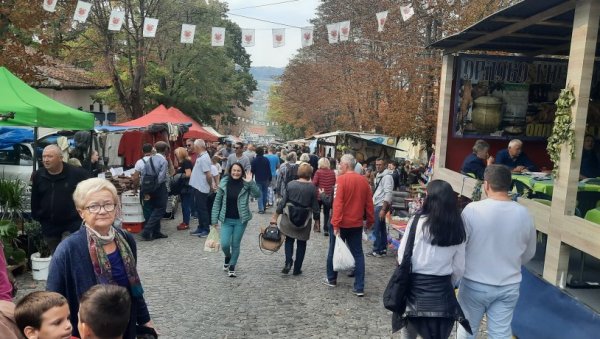 НОВОСТИ У ТОПОЛИ, НА ТРАДИЦИОНАЛНОЈ ОПЛЕНАЧКОЈ БЕРБИ ГРОЖЂА: Певало се, јело и пило, а мање пазарило (ФОТО)