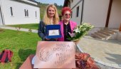 BELI DODELJEN GARONJI: Književna svečanost u porti manastira u Ćelijama BELI DODELJEN GARONJI: Književna svečanost u porti manastira u Ćelijama