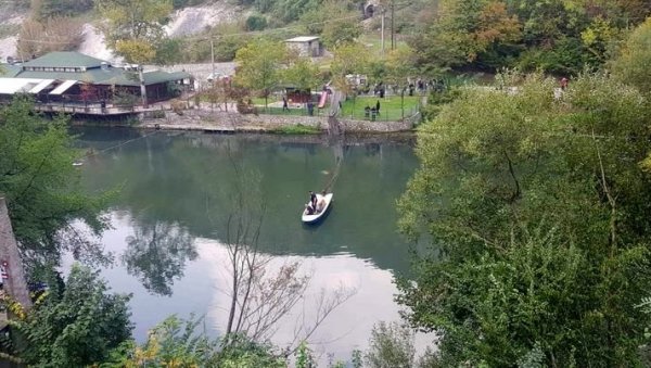 ЉУДИ ПРОПАЛИ КРОЗ ПЕШАЧКИ МОСТ: Инцидент у Овчар Бањи, има повређених (ФОТО)