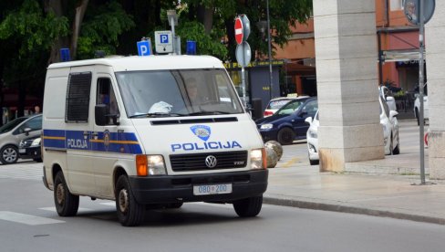 DRAMATIČNO JUTRO U KOMŠILUKU: Izgorela tri automobila, policija na terenu