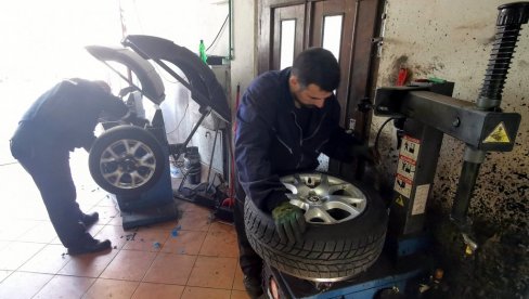 КАД ЈЕ СНЕГ ЗИМСКЕ ГУМЕ СУ ОБАВЕЗНЕ: Од 1. новембра ступа на снагу законска обавеза о опреми четвороточкаша КАД ЈЕ СНЕГ ЗИМСКЕ ГУМЕ СУ ОБАВЕЗНЕ: Од 1. новембра ступа на снагу законска обавеза о опреми четвороточкаша