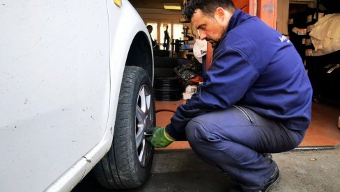 VOZAČI, OBRATITE PAŽNJU - KAZNA JE NOVČANA: Od danas obavezna zimska oprema za automobile