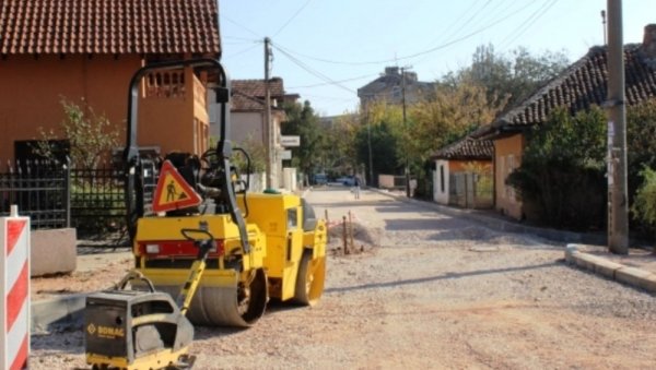 ОД ПОНЕДЕЉКА АСФАЛТИРАЊЕ: Важна улица у Параћину добија нови коловоз