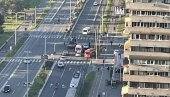 SAOBRAĆAJNA NESREĆA NA NOVOM BEOGRADU: Sudar kombija i automobila - ima više povređenih SAOBRAĆAJNA NESREĆA NA NOVOM BEOGRADU: Sudar kombija i automobila - ima više povređenih