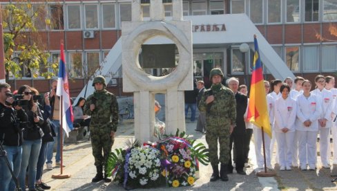 ВРАЊЕ ОДАЈЕ ПОЧАСТ ХЕРОИНАМА ВЕЛИКОГ РАТА: Венци и цвеће за храбре жене Шкотске