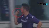 ZA OVO TREBA IMATI PETLJU: Italija bruji o potezu Srbina! Luka Jović otrčao do navijača Fiorentine i poslao im skrivenu poruku (VIDEO)