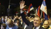 BIRAO ME NAROD, NIKOM NE TRAŽIM DA ME BRANI: Dodik, pred nekoliko desetina hiljada ljudi u centru Banjaluke, poslao jasnu poruku (VIDEO)