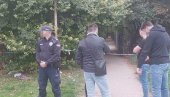 ZAPLENJENA DVA DŽAKA MARIHUANE U BATAJNICI: Čim su videli policiju, dali se u beg - jedan mladić uhapšen, za drugim se traga (VIDEO)