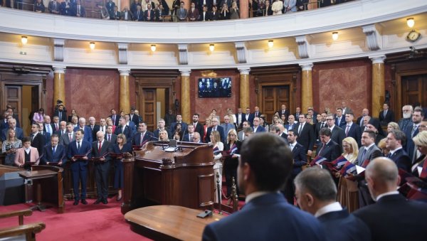 ПРЕМИЈЕРКА БРНАБИЋ И МИНИСТРИ ПОЛОЖИЛИ ЗАКЛЕТВУ: Присуствовао и председник Вучић (ФОТО/ВИДЕО)