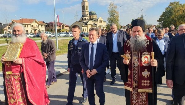 ЧЕСТИТКЕ УЗ ЖЕЉЕ ДА ПОСТАНУ ГРАД: Угљевик јуче низом свечаности обележио своју славу, Свету Петку Параскеву