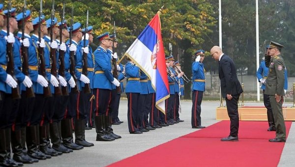 ВУЧЕВИЋ: Наставиће се са опремањем и наоружавањем наше Војске и побољшавањем стандарда њених припадника