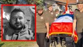 SAHRANJEN HEROJ SA KOŠARA PERA KARAPANDŽA: Saborci i prijatelji kroz suze pevali pesmu posvećenu junacima odbrane otadžbine (VIDEO)