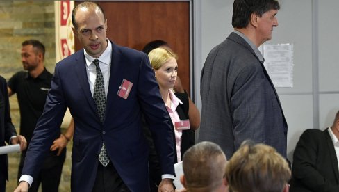 ТРАЖИЋЕ СЕ КАРТА ВИШЕ Директор Звезде о Пафосу, навијачима, подршци... ТРАЖИЋЕ СЕ КАРТА ВИШЕ Директор Звезде о Пафосу, навијачима, подршци...