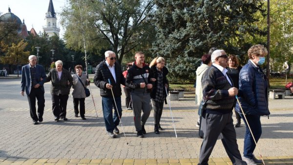 СТВАРАЛАШТВО СЛЕПИХ: Сутра у Кикинди Смотра уметника оштећеног вида