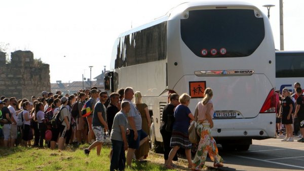 ДЕЦА НА ЕКСКУРЗИЈАМА ОБАВЕЗНО ВЕЗАНА У АУТОБУСУ: Апел Агенције за безбедност саобраћаја