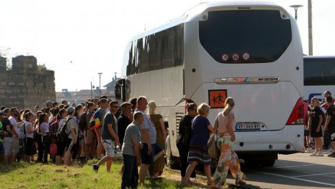 DECA NA EKSKURZIJAMA OBAVEZNO VEZANA U AUTOBUSU: Apel Agencije za bezbednost saobraćaja