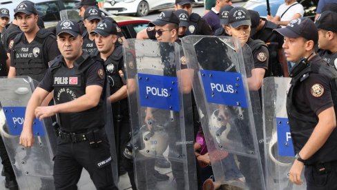 ХАОС НА БИРАЧКОМ МЕСТУ: Једна особа погинула, више од 10 повређено ХАОС НА БИРАЧКОМ МЕСТУ: Једна особа погинула, више од 10 повређено