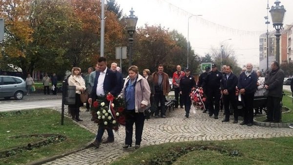 ВЕНЦИ И ЦВЕЋЕ НА СПОМЕНИК ПОБЕДНИКУ: У Параћину обележен Дан примирја у Првом светском рату