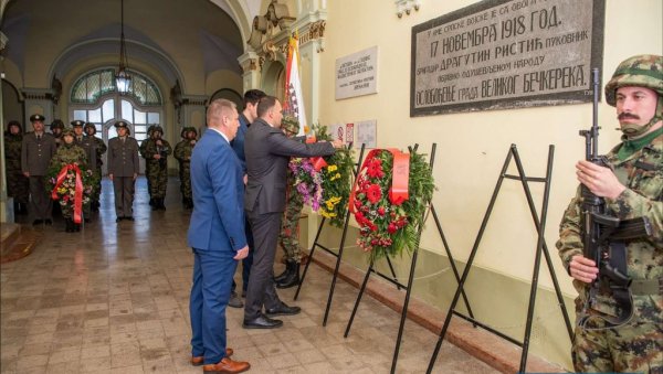 ВЕНАЦ НА СПОМЕН-ПЛОЧУ БРИГАДИРУ РИСТИЋУ: Дан примирја обележен у Зрењанину (ФОТО)