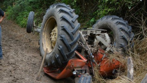 NESREĆA KOD KOLAŠINA: Stradao meštanin u prevrtanju traktora