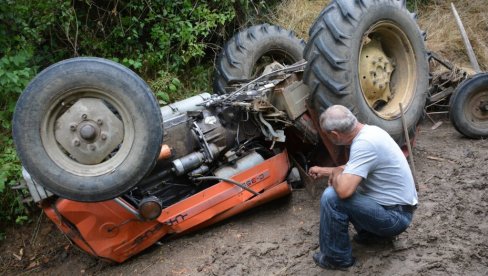 NESREĆA U JAGODINI: Prevrnuo se traktor, jedna osoba stradala