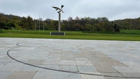 DRŽAVNA CEREMONIJA U JAJINCIMA: Sećanje na 80.000 streljanih Srba, Jevreja i Roma DRŽAVNA CEREMONIJA U JAJINCIMA: Sećanje na 80.000 streljanih Srba, Jevreja i Roma