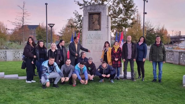 НЕГОВАЊЕ ТРАДИЦИЈЕ: Ђаци и професори школе Дрвоарт одали почаст Краљу Александру Првом