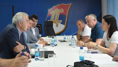 OPOZICIJA BEZ IDEJA ZA PREVREMENE IZBORE: SNSD se sprema za novembar, a protivnici već razbijeni OPOZICIJA BEZ IDEJA ZA PREVREMENE IZBORE: SNSD se sprema za novembar, a protivnici već razbijeni