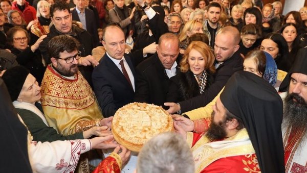 ОБЕЛЕЖЕНА СЛАВА СРПСКЕ АТИНЕ Ђурић: Ђурђиц је снажан духовни темељ на коме настављамо да градимо и да развијамо Нови Сад (ФОТО)