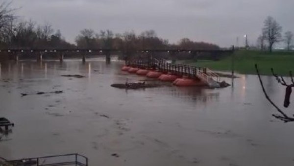 ОТКАЧИО СЕ ПОНТОНСКИ МОСТ ПРЕКО КОРАНЕ: Вода однела конструкцију, ватрогасци хитно изашли на терен (ВИДЕО)