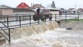 ПОПЛАВЕ И НА КОСОВУ И МЕТОХИЈИ: На северу се вода приближила кућама, поједини путеви непроходни због воде