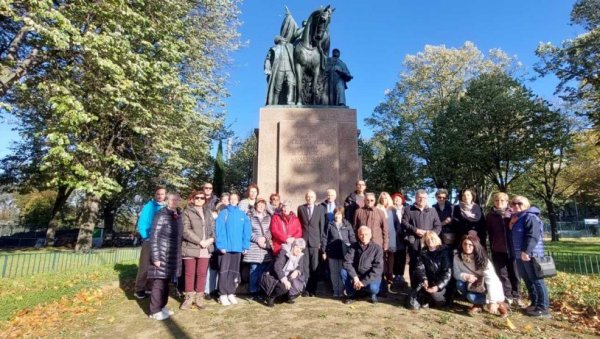 ПОКЛОНИЛИ СЕ И СЕНИМА САВЕЗНИКА: Потомци ратника Србије вратили се из Француске, где су присуствовали обележавању Дана примирја (ФОТО)