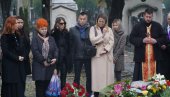 GODINA KAKO JE UMRLA MERIMA NJEGOMIR: Suze prijatelja i porodice u Aleji zaslužnih građana, ćerka LJubica objavila potresnu poruku (FOTO) GODINA KAKO JE UMRLA MERIMA NJEGOMIR: Suze prijatelja i porodice u Aleji zaslužnih građana, ćerka LJubica objavila potresnu poruku (FOTO)