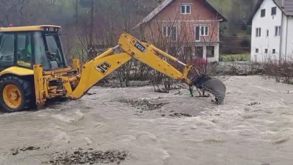 ПОТОП У ИВАЊИЧКИМ СЕЛИМА: Бујице однеле путеве, вода продрла и у куће, људи одсечени од света