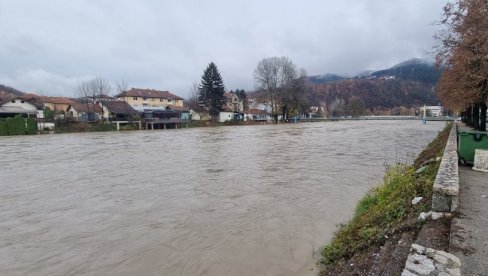 PRIJEPOLJE STREPI OD NOĆI: Proglašena vanredna situacija, a vrhunac poplavnog talasa tek se očekuje (FOTO)