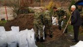 VOJSKA SRBIJE POMAŽE GRAĐANIMA: Zajedno u odbrani od poplava (FOTO)