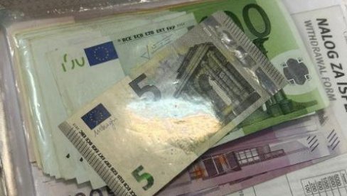 УХАПШЕН РУКОВОДИЛАЦ ПОСЛОВНОГ ЦЕНТРА РАКОВИЦЕ: Осумњичен за малверзације веће од 10 милиона динара УХАПШЕН РУКОВОДИЛАЦ ПОСЛОВНОГ ЦЕНТРА РАКОВИЦЕ: Осумњичен за малверзације веће од 10 милиона динара