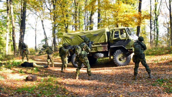 ВОЈНИЦИ СРБИЈЕ ПРИЛАЗЕ КАМИОНУ И КРЕЋУ У АКЦИЈУ: Изведена тактичка обука извиђача Копнене војске (ФОТО)