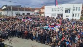 VIŠE OD PET HILJADA SRBA NA PROTESTU U GORNJEM KUSCU: Poslate poruke solidarnosti sunarodnicima na severu KiM (FOTO)