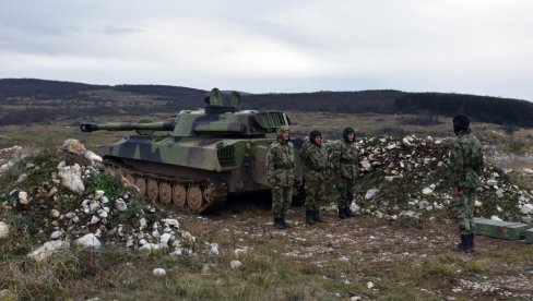 БОРБЕНЕ И ВАТРЕНЕ МОГУЋНОСТИ: Војска Србије гађала из самоходне хаубице 122 мм 2С1 гвоздика (ФОТО)